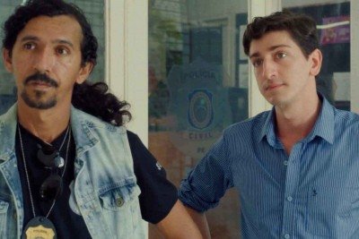 Rubens Santos (à dir.) conquista o espectador como o agente Marmota na delegacia chefiada pelo jovem Felipe (Johnny Massaro), na série que estreia nesta sexta-feira, no Canal Brasil -  (crédito: Divulgação)