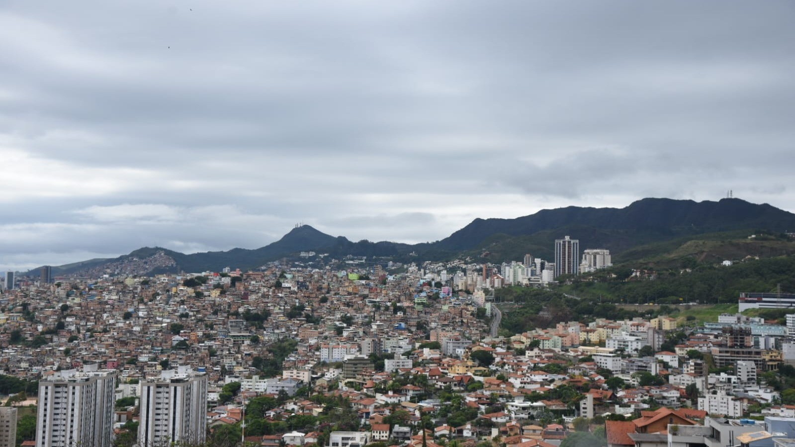 Vista panorâmica de Belo Horizonte, que terá tarde quente seguida de instabilidade e chance de chuva, conforme a previsão do tempo - (crédito: Gladyston Rodrigues/EM/DA Press)