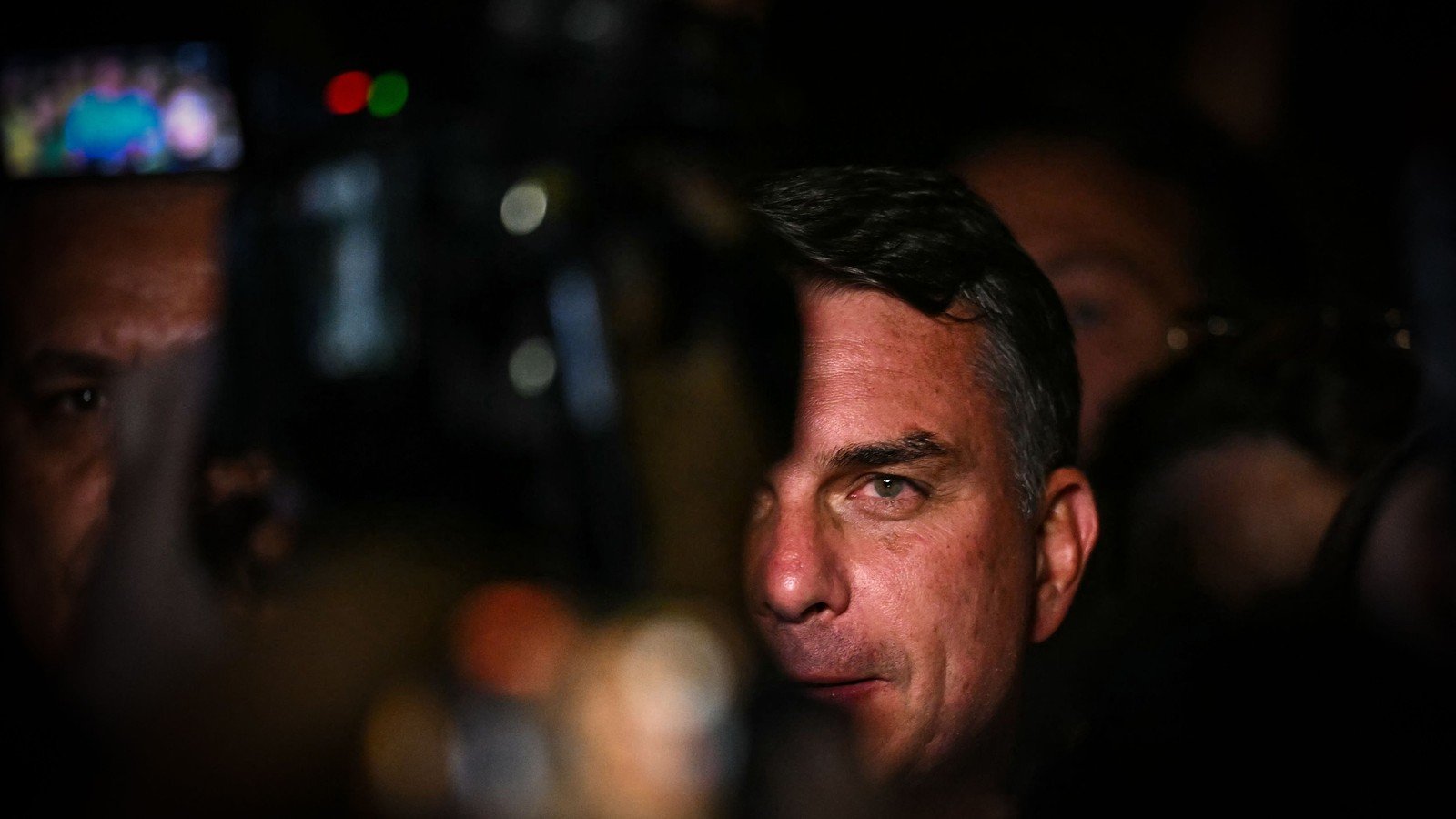 Fl&aacute;vio Bolsonaro, cuja carta gerou desconforto diplom&aacute;tico, sob o escrut&iacute;nio durante sua estadia nos Estados Unidos -  (crédito:  Evaristo S&aacute;/AFP)