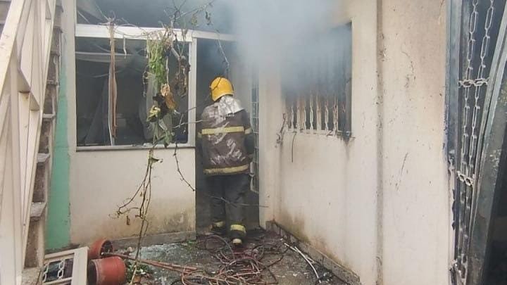 Bombeiros atuam no rescaldo do inc&ecirc;ndio em resid&ecirc;ncia de Contagem onde uma idosa morreu carbonizada -  (crédito: CBMMG/Divulga&ccedil;&atilde;o)