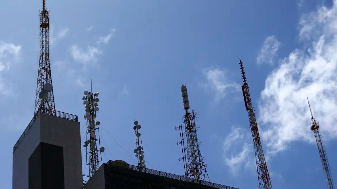 Novas regras da Anatel visam aumentar a segurança no cadastramento e manutenção das linhas de celular - (crédito: Marcello Camargo / Agência Brasil)