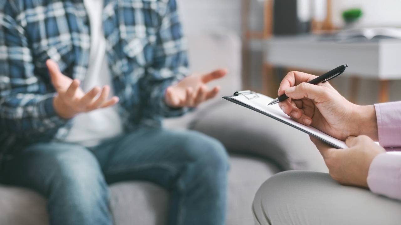 Em uma sess&atilde;o de terapia, a comunica&ccedil;&atilde;o aberta &eacute; fundamental para desconstruir preconceitos e buscar acolhimento para o sofrimento mental -  (crédito: depositphotos.com / Milkos)