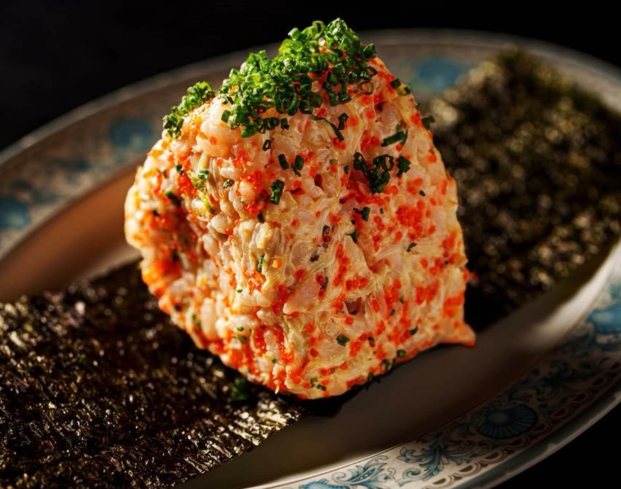 Para fugir do tradicional, o Okinaki incorpora influências tailandesas na receita de pasta de caranguejo com curry verde Para fugir do tradicional, o Okinaki incorpora influências tailandesas na receita de pasta de caranguejo com curry verde