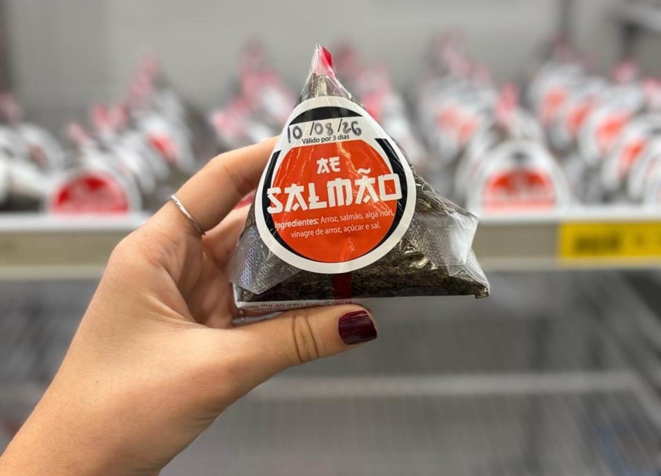 Disponíveis em nove sabores, os oniguiris do Asia Emporium já ficam embalados para que não umedeçam e percam crocância Disponíveis em nove sabores, os oniguiris do Asia Emporium já ficam embalados para que não umedeçam e percam crocância
