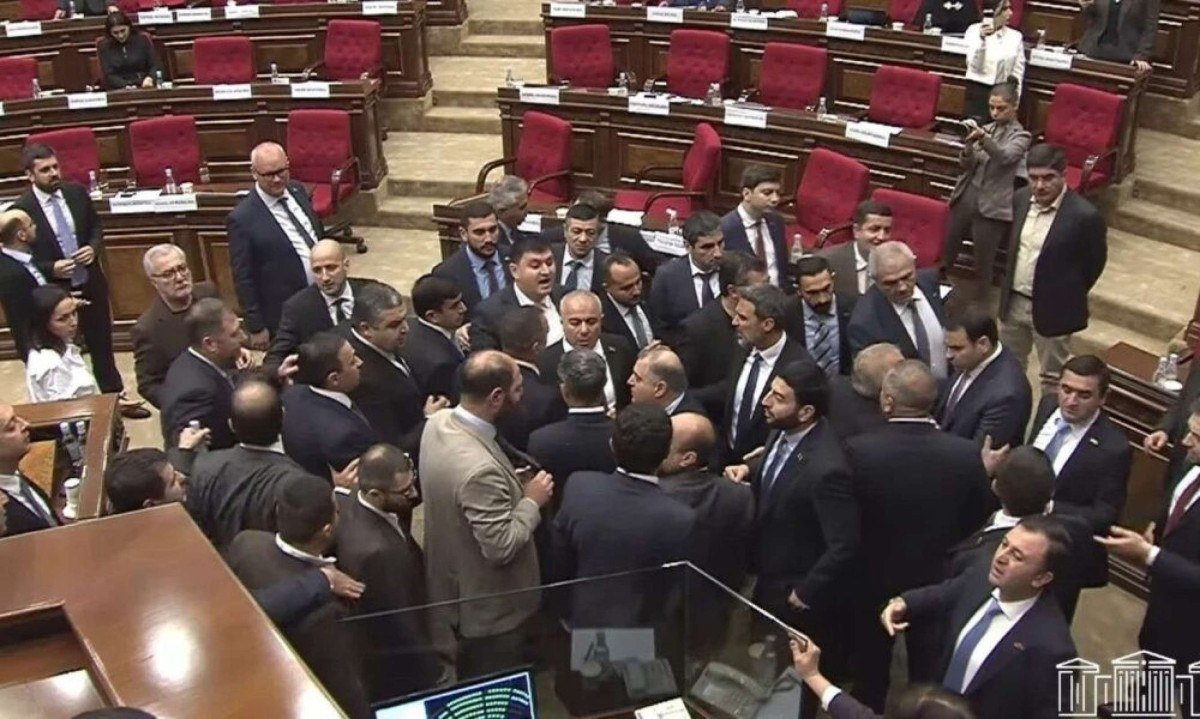 Vídeo: confusão na Assembleia da Armênia termina em troca de socos e cadeiradas entre deputados - (crédito: Tupi)