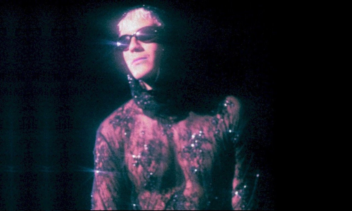 Do disco à brasilidade: Alê reinventa 