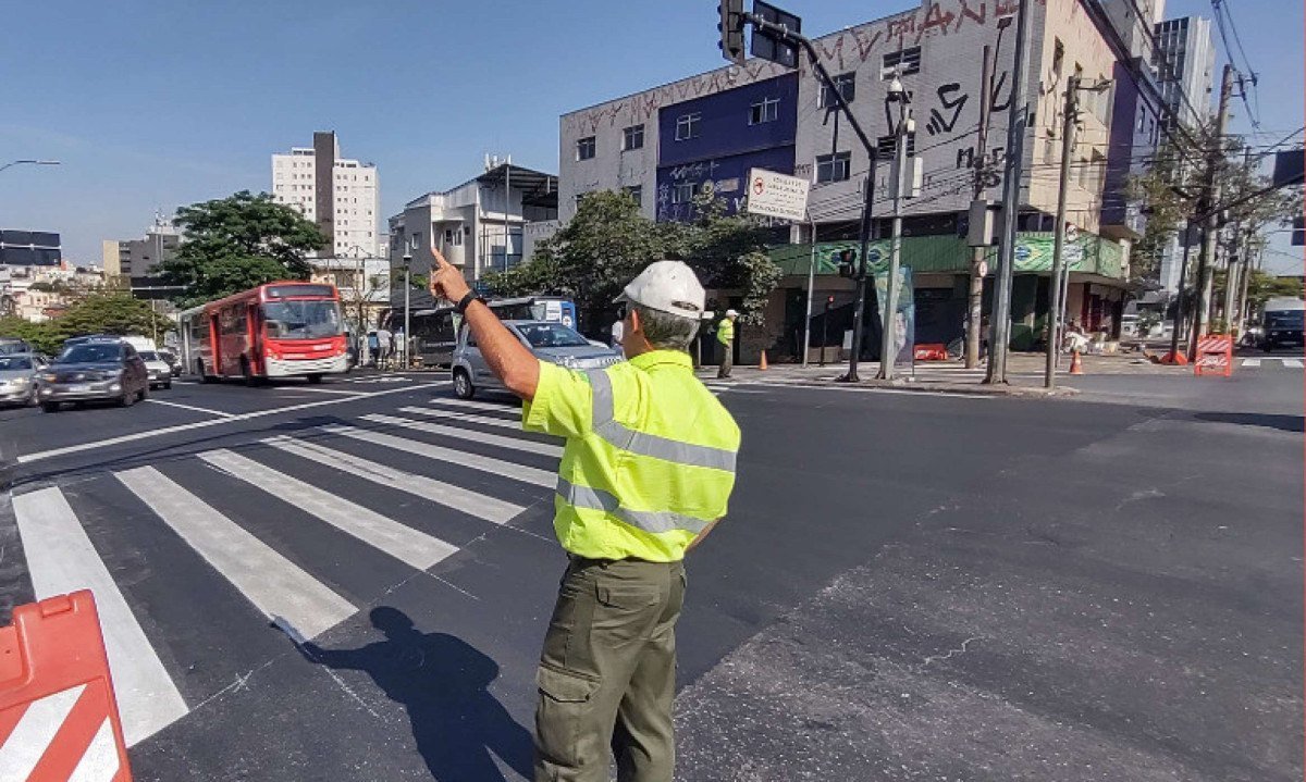 Para garantir a segurança de todos, a BHTrans orienta os motoristas a redobrar a atenção, respeitar a sinalização e seguir as orientações dos agentes de trânsito durante a operação - (crédito: Divulgação/PBH)