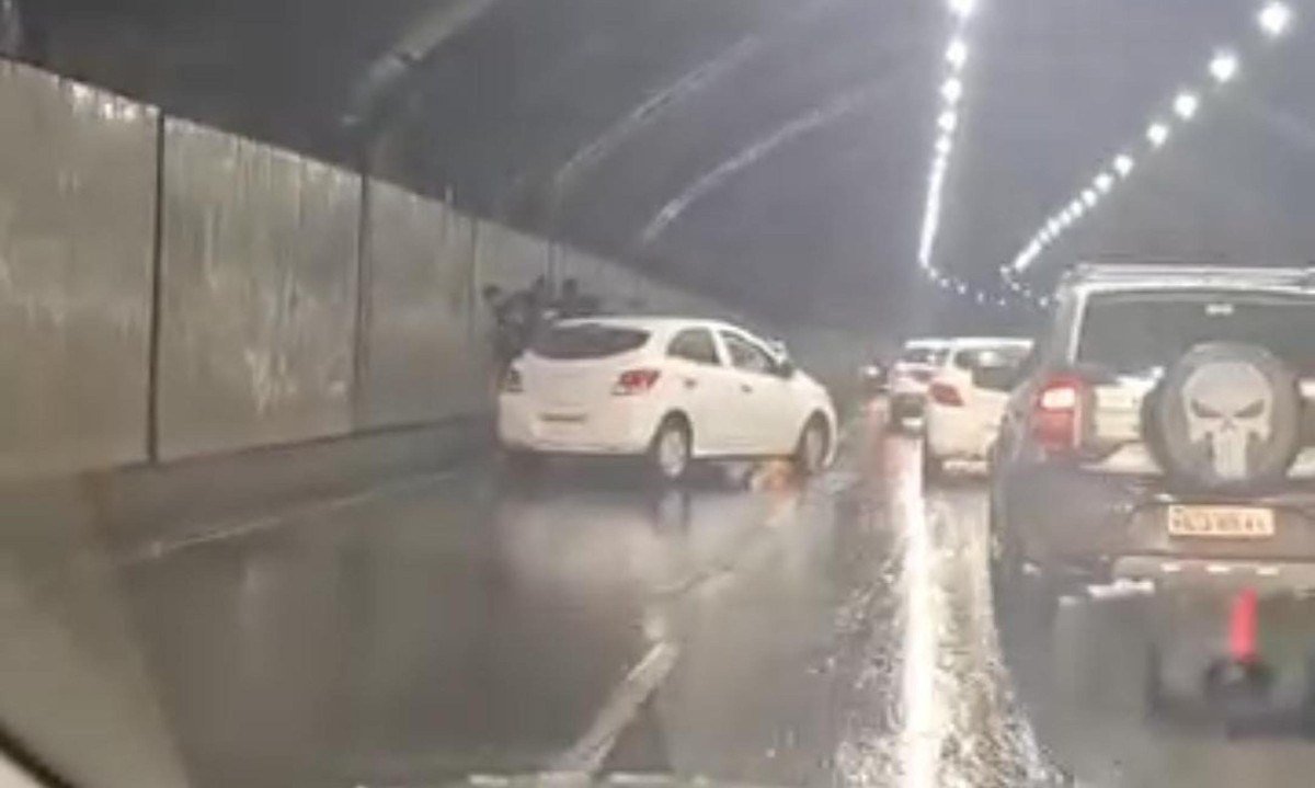 Vídeo mostra acidentes com oito carros e duas motos em túnel da Lagoinha, em Belo Horizonte - (crédito: Redes sociais)