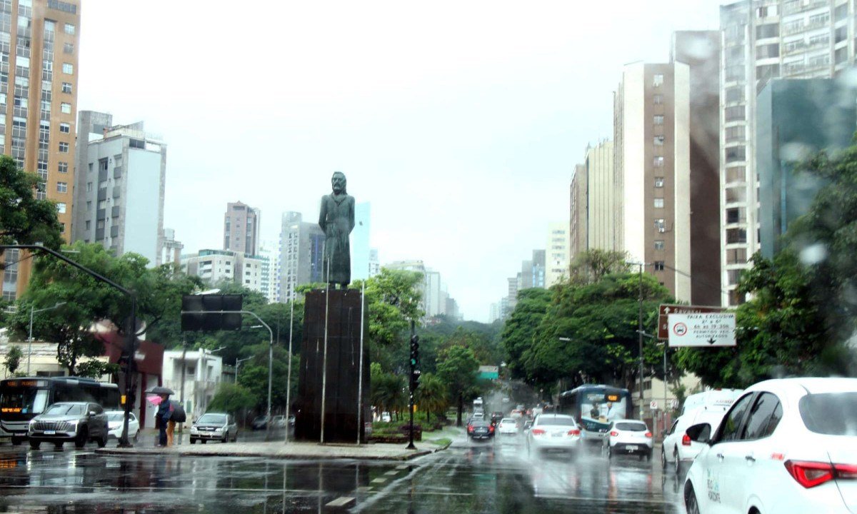 Céu encoberto e possibilidade de chuvas contínuas marcam o feriado de Finados - (crédito: Jair Amaral/EM/D.A Press)