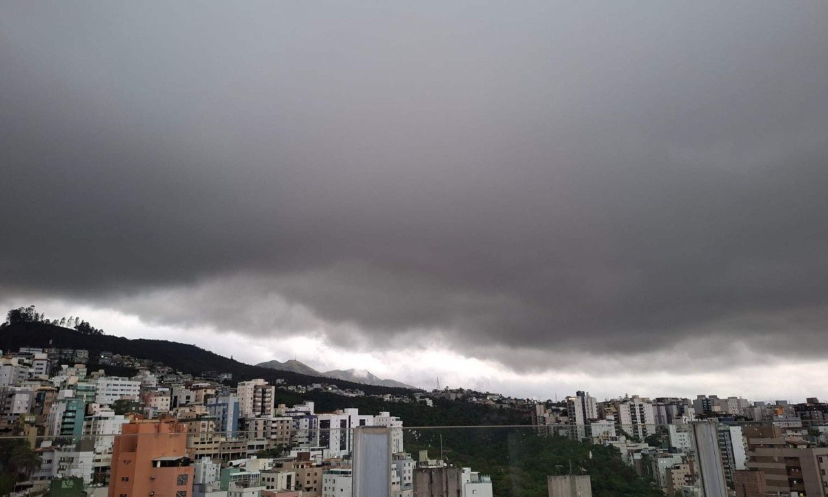 Céu carregado no Bairro Buritis - (crédito: Vera Schmitz/EM/D.A Press)