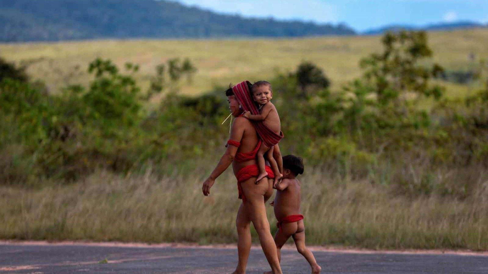 Mulher yanomami e filhos no aer&oacute;dromo de Surucucu, em Roraima, em janeiro de 2023, quando foi declarada emerg&ecirc;ncia sanit&aacute;ria; quase quatro anos depois, investiga&ccedil;&otilde;es sobre a crise seguem sem conclus&atilde;o