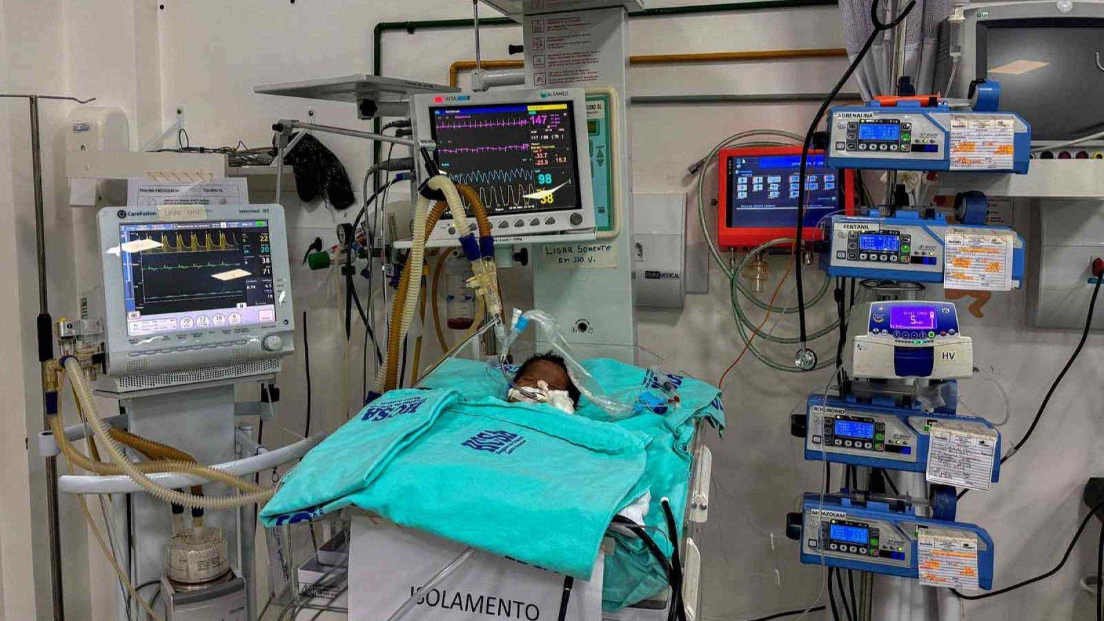 Crian&ccedil;a yanomami com desnutri&ccedil;&atilde;o &eacute; tratada no Hospital Santo Ant&ocirc;nio, em Boa Vista, em  janeiro de 2024, um ano ap&oacute;s a declara&ccedil;&atilde;o de emerg&ecirc;ncia sanit&aacute;ria no territ&oacute;rio