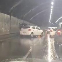 Vídeo: dois acidentes deixam faixa interditada no Túnel da Lagoinha, em BH - Redes sociais
