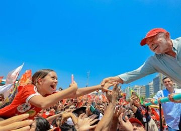 'Ele é um ouvinte atento, que leva em consideração opiniões contrárias': Fernando Morais, sobre Lula -  (crédito: Ricardo Stuckert/Divulgação)