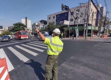 Para garantir a segurança de todos, a BHTrans orienta os motoristas a redobrar a atenção, respeitar a sinalização e seguir as orientações dos agentes de trânsito durante a operação -  (crédito: Divulgação/PBH)