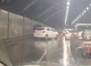 Vídeo mostra acidentes com oito carros e duas motos em túnel da Lagoinha, em Belo Horizonte -  (crédito: Redes sociais)