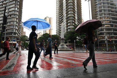 Pedestres enfrentam a instabilidade do tempo e as pancadas de chuva que atingem Belo Horizonte nesta sexta-feira -  (crédito: Leandro Couri/EM/D.A.)