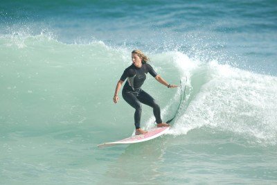 A atleta destaca a importância de reconhecer os próprios limites e avaliar as condições físicas e do mar antes de entrar na água -  (crédito: Arquivo pessoal)
