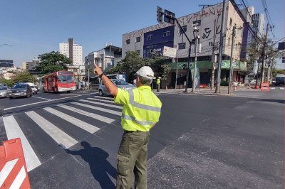 Para garantir a segurança de todos, a BHTrans orienta os motoristas a redobrar a atenção, respeitar a sinalização e seguir as orientações dos agentes de trânsito durante a operação -  (crédito: Divulgação/PBH)