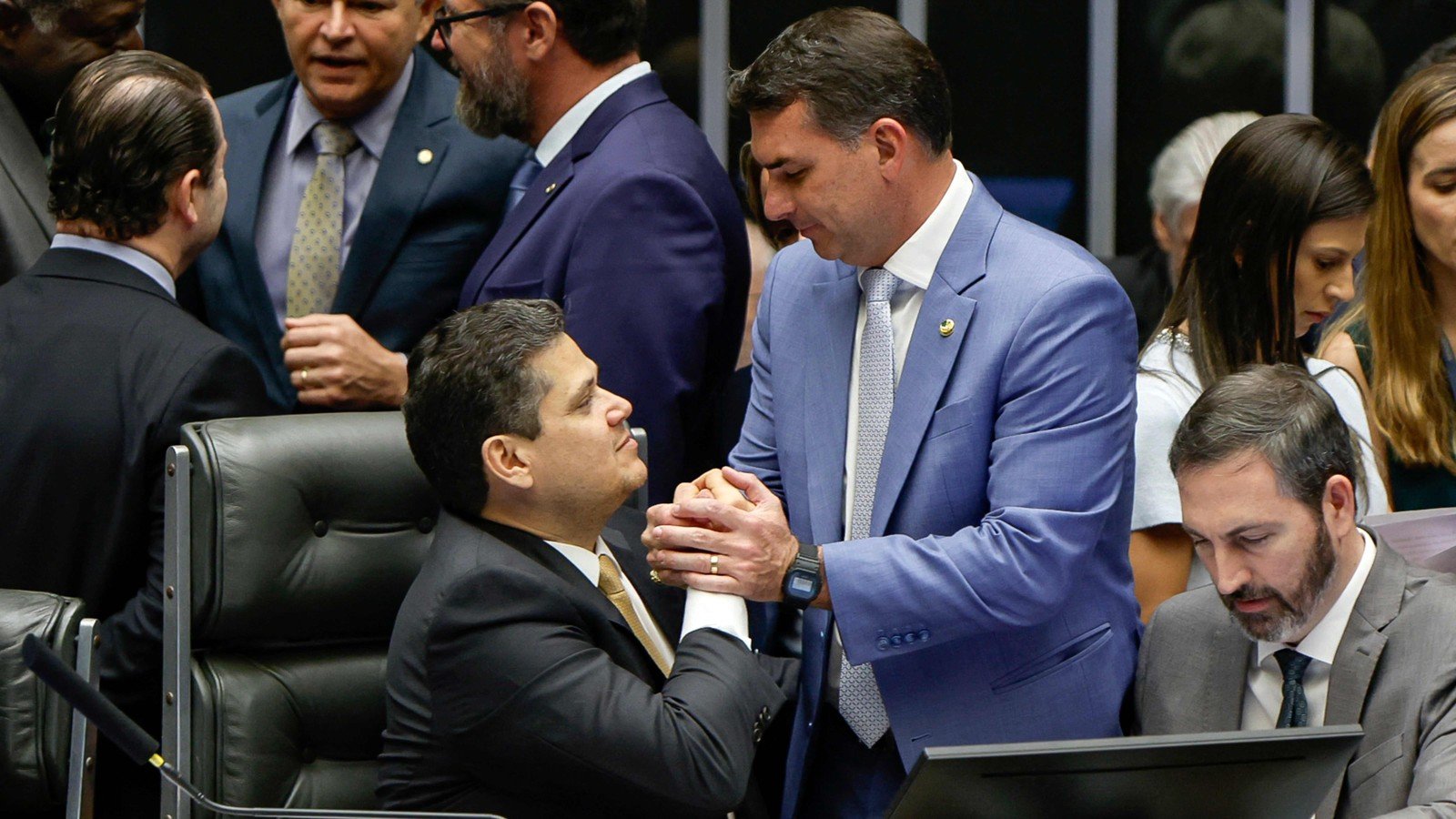 Davi Alcolumbre, presidente do Senado, e o senador e ex-candidato &agrave; Presid&ecirc;ncia Fl&aacute;vio Bolsonaro -  (crédito:  Sergio Lima / AFP)