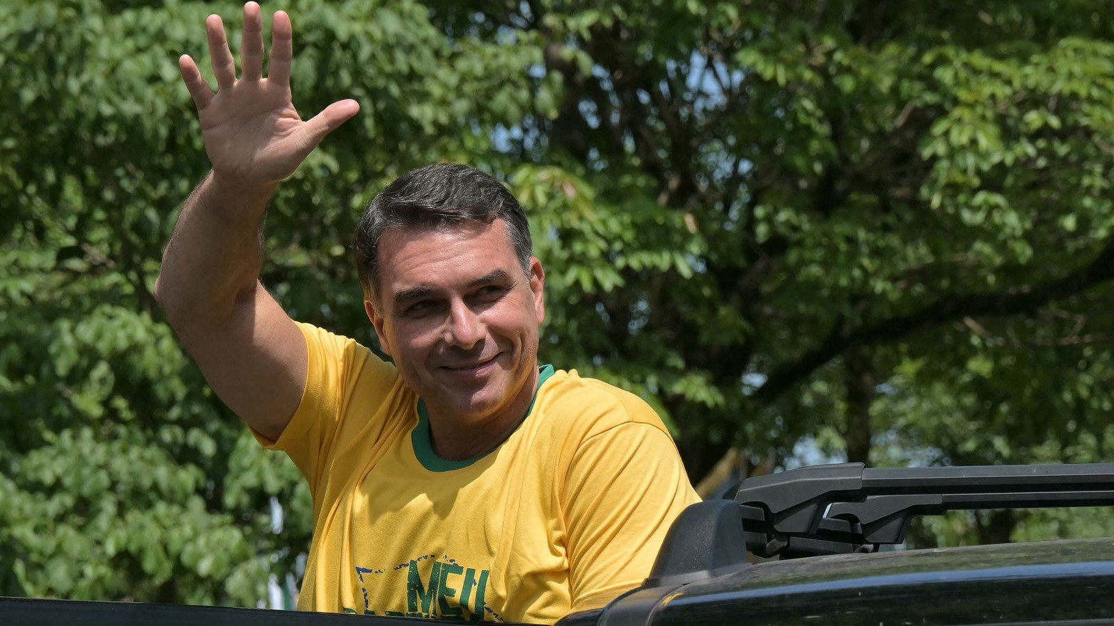 Fl&aacute;vio Bolsonaro, em apari&ccedil;&atilde;o p&uacute;blica. O senador &eacute; alvo de pol&ecirc;mica por sua fuga para os EUA e cr&iacute;ticas &agrave;s elei&ccedil;&otilde;es -  (crédito: NELSON ALMEIDA / AFP)