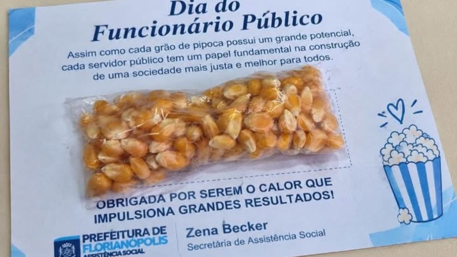 Lembran&ccedil;a com milho de pipoca cru entregue aos servidores de Florian&oacute;polis gerou cr&iacute;ticas e ironia nas redes sociais -  (crédito: Reprodu&ccedil;&atilde;o/Instagram @sintrasem)