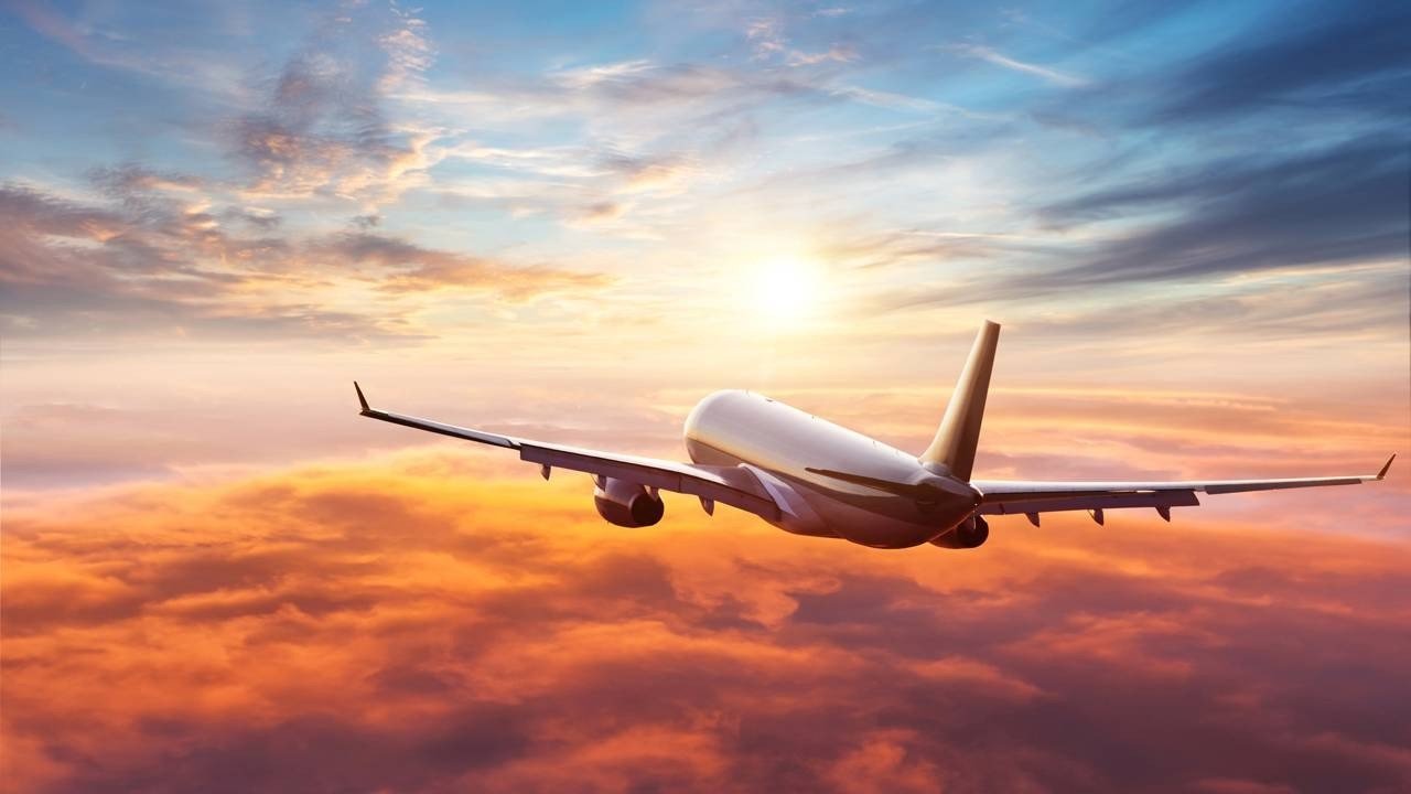 Um avi&atilde;o comercial em voo, cen&aacute;rio que remete ao incidente de uma aeronave desviada por problemas de climatiza&ccedil;&atilde;o entre Martinica e Paris -  (crédito: Cr&eacute;ditos: depositphotos.com / jag_cz)