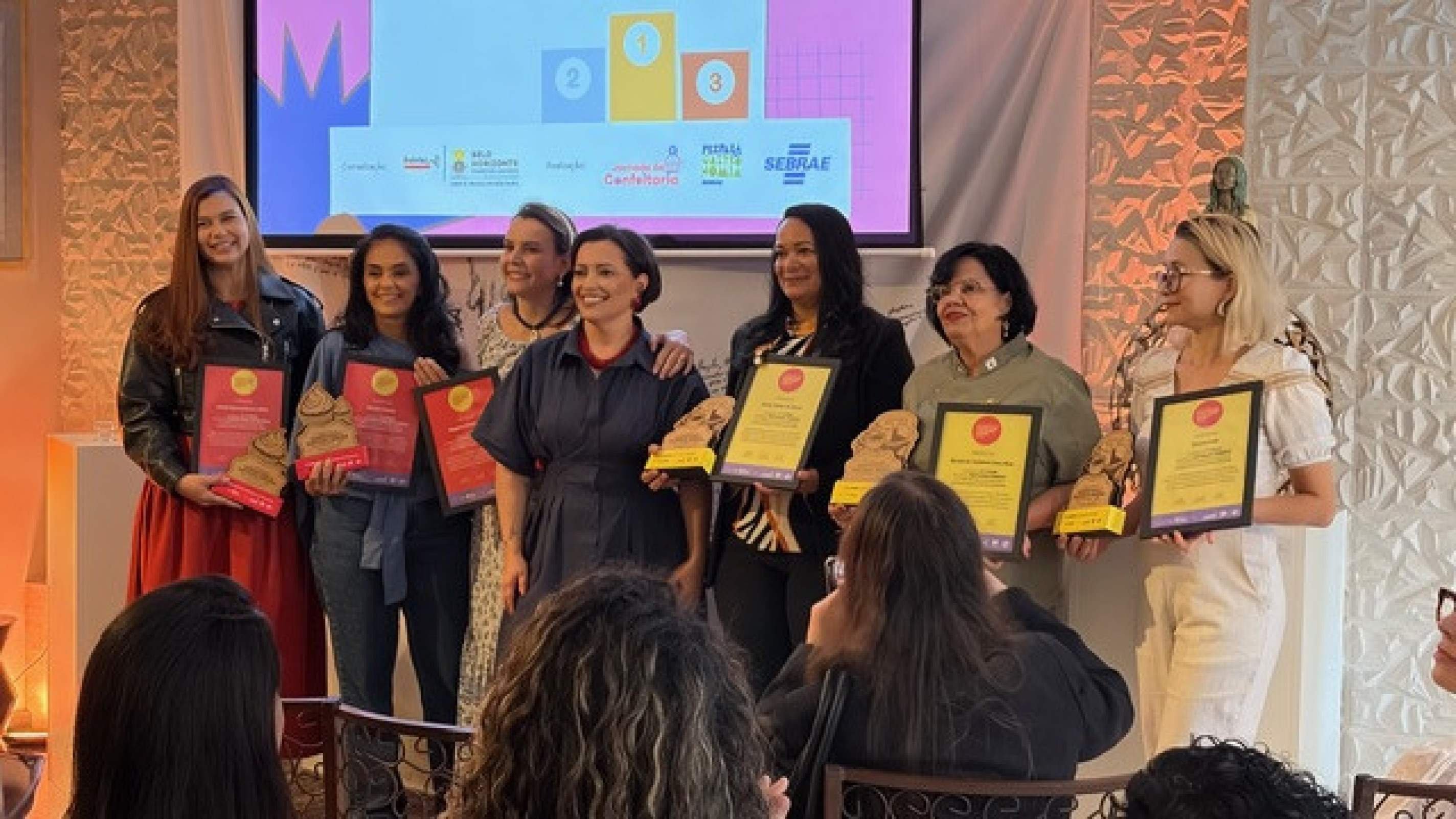 Seis pequenos negócios foram premiados no 2º Concurso de Confeitaria e Quitanda Mineira de BH, que teve curadoria da chef confeiteira Carol Mesquita (ao centro)
-Celina Aquino/EM/D.A Press