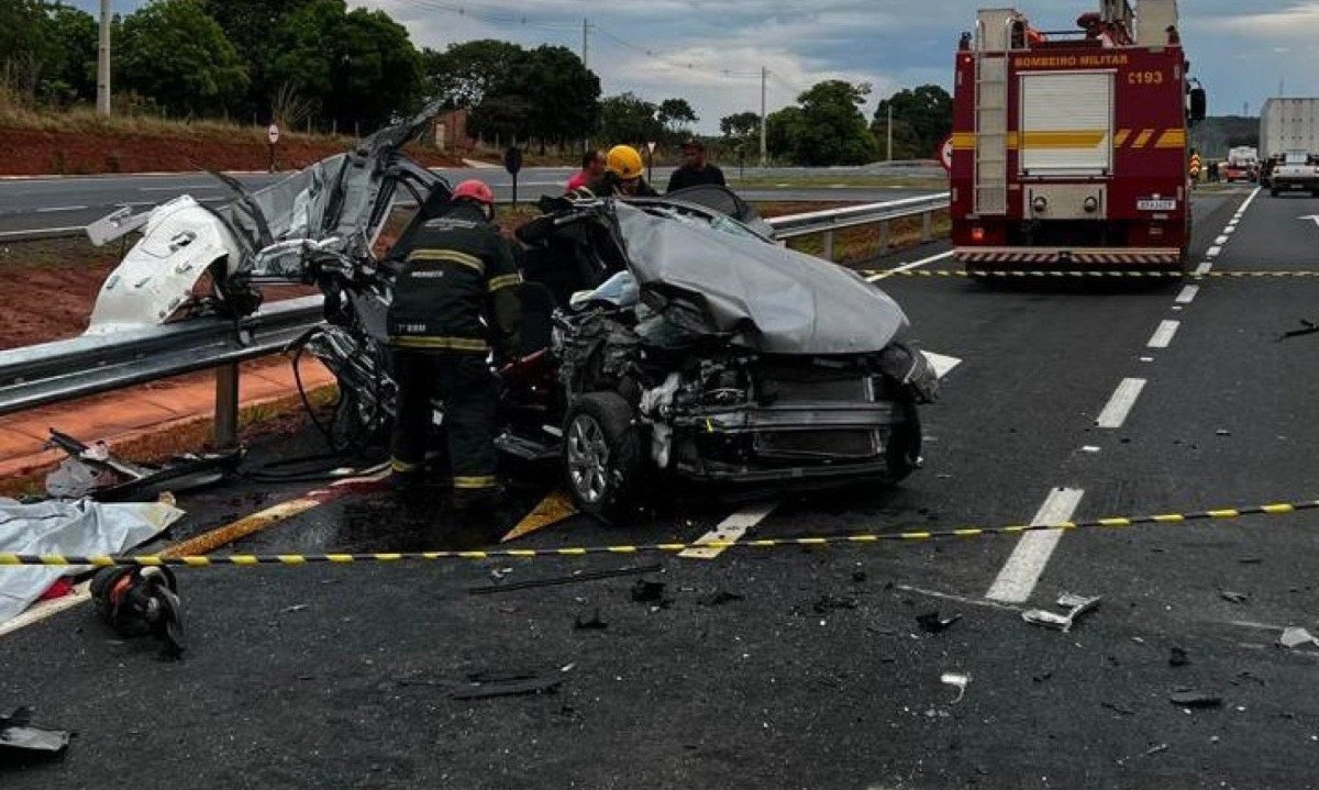 Mulher morreu e duas pessoas ficaram feridas em batida depois que fila de veículos foi gerada por incêndio na MGC-135, em Bocaiúva - (crédito: CBMMG)