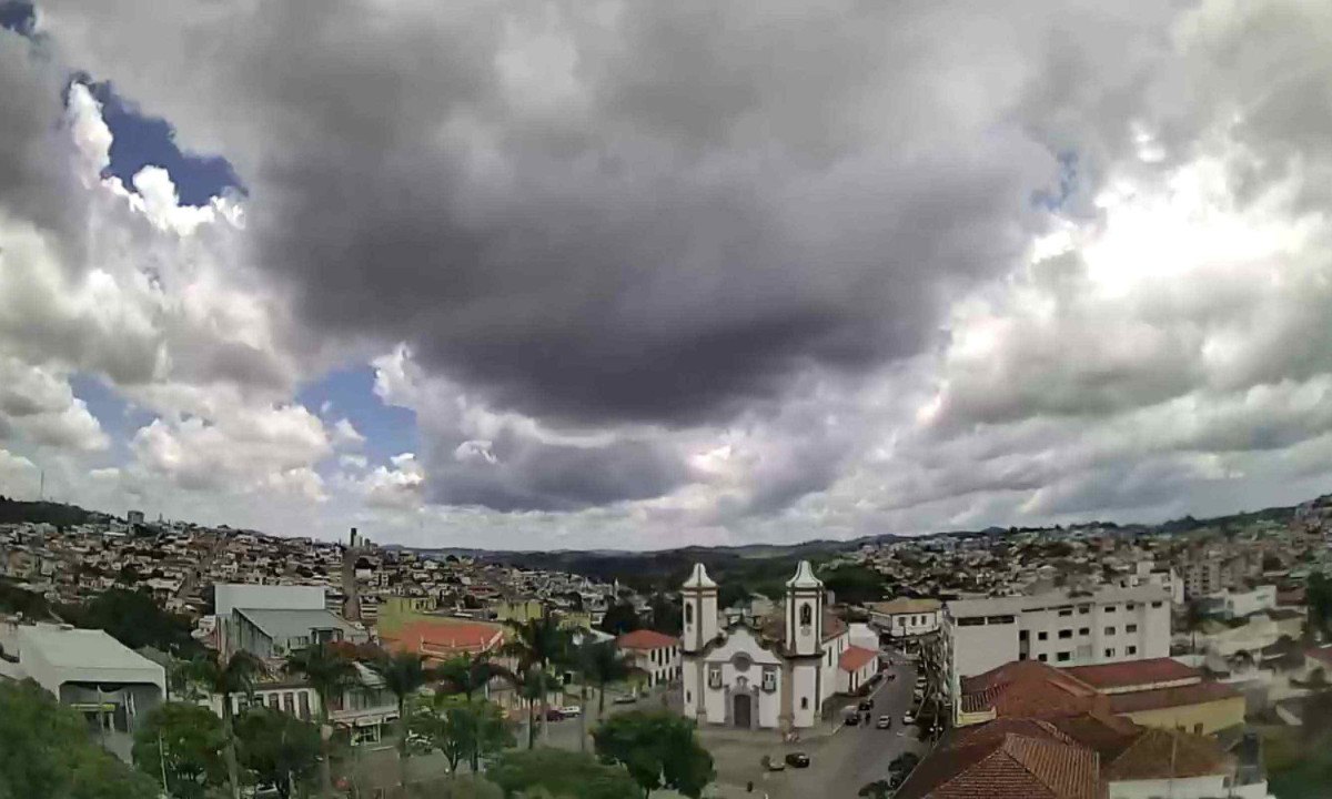 Nuvens pesadas pairam sobre oliveira, no Centro-Oeste de Minas Gerais. Estado tem um terço dos municípios sob alerta de tempestades - (crédito: Reprodução: Clima ao Vivo)