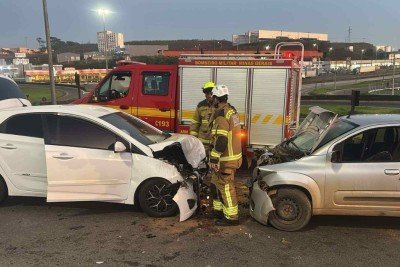 Dois carros bateram de frente e derramaram &oacute;leo na BR-381 (rodovia Fern&atilde;o Dias) na altura do KM 850, em Pouso Alegre, no Sul de Minas, sem feridos graves -  (crédito: CBMMG)