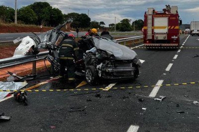 Mulher morreu e duas pessoas ficaram feridas em batida depois que fila de ve&iacute;culos foi gerada por inc&ecirc;ndio na MGC-135, em Bocai&uacute;va -  (crédito: CBMMG)