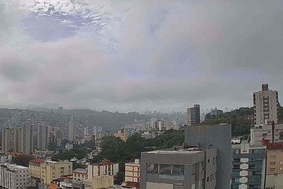 Dia amanheceu entre sol e nuvens em Belo Horizonte. Na foto, vista da Serra do Curral a partir do Bairro Luxemburgo, Centro-Sul de BH -  (crédito: Reprodu&ccedil;&atilde;o/Clima ao Vivo)