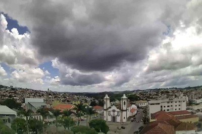 Nuvens pesadas pairam sobre oliveira, no Centro-Oeste de Minas Gerais. Estado tem um ter&ccedil;o dos munic&iacute;pios sob alerta de tempestades -  (crédito: Reprodu&ccedil;&atilde;o: Clima ao Vivo)