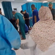 Vídeo mostra médica de Gaza em desespero ao ver filha em hospital - Reprodução