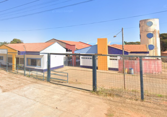 Fachada do Centro Municipal de Educação Infantil) Tia Naza, em Claro dos Poções, no Norte de Minas Gerais -  (crédito: Google Street View / Reprodução)