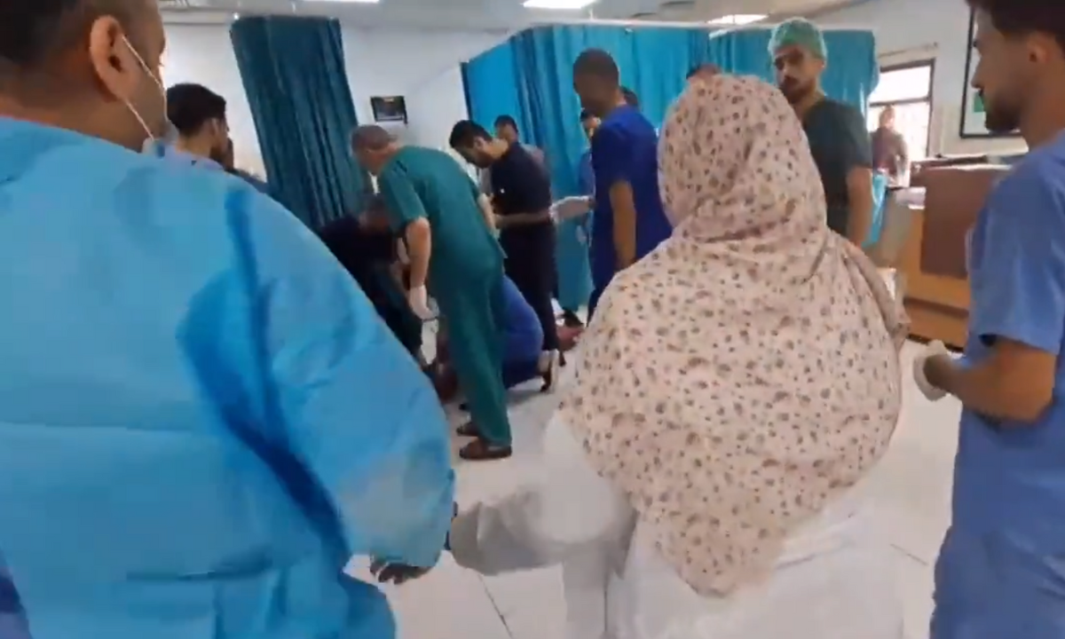 Vídeo mostra médica de Gaza em desespero ao ver filha em hospital