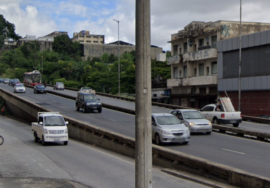 Desde às 16h31, o trânsito no Elevado foi interditado e há desvio pela rua Mato Grosso -  (crédito: Reprodução/Google Street View)
