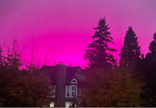 O céu de Vancouver (Canadá) e região ficou iluminado de rosa devido ao cultivo de cannabis no local -  (crédito: Reprodução/Redes Sociais)