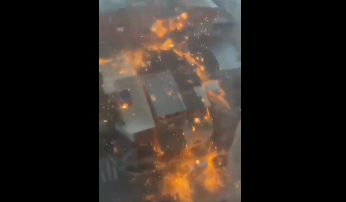 Vídeo surpreendente mostra momento em que raio atinge prédio 