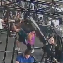 Vídeo: aparelho de academia cai em cima de homem em Minas Gerais - Reprodução / Redes Sociais