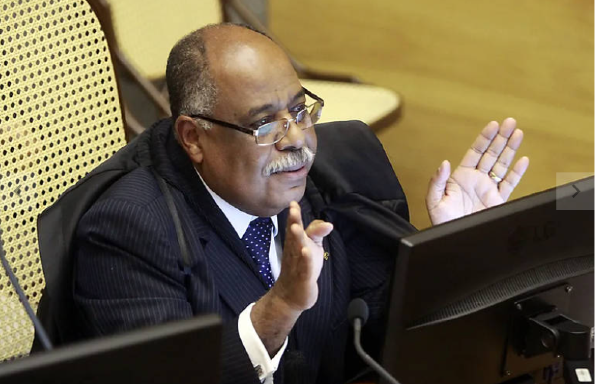 Relator de condenação de Bolsonaro deixa TSE e diz que 'democracia é frágil'