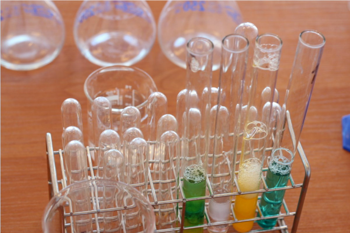 vidros e garrafas de química  