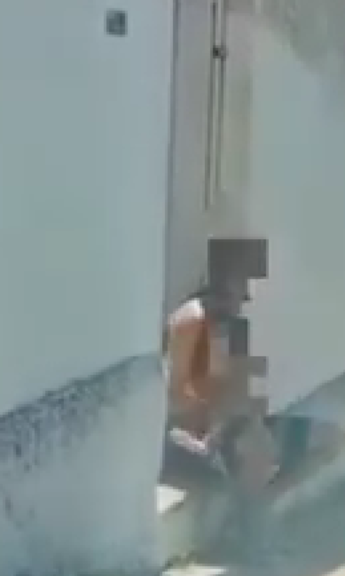 Homem é flagrado tocando partes íntimas com criança no colo em BH