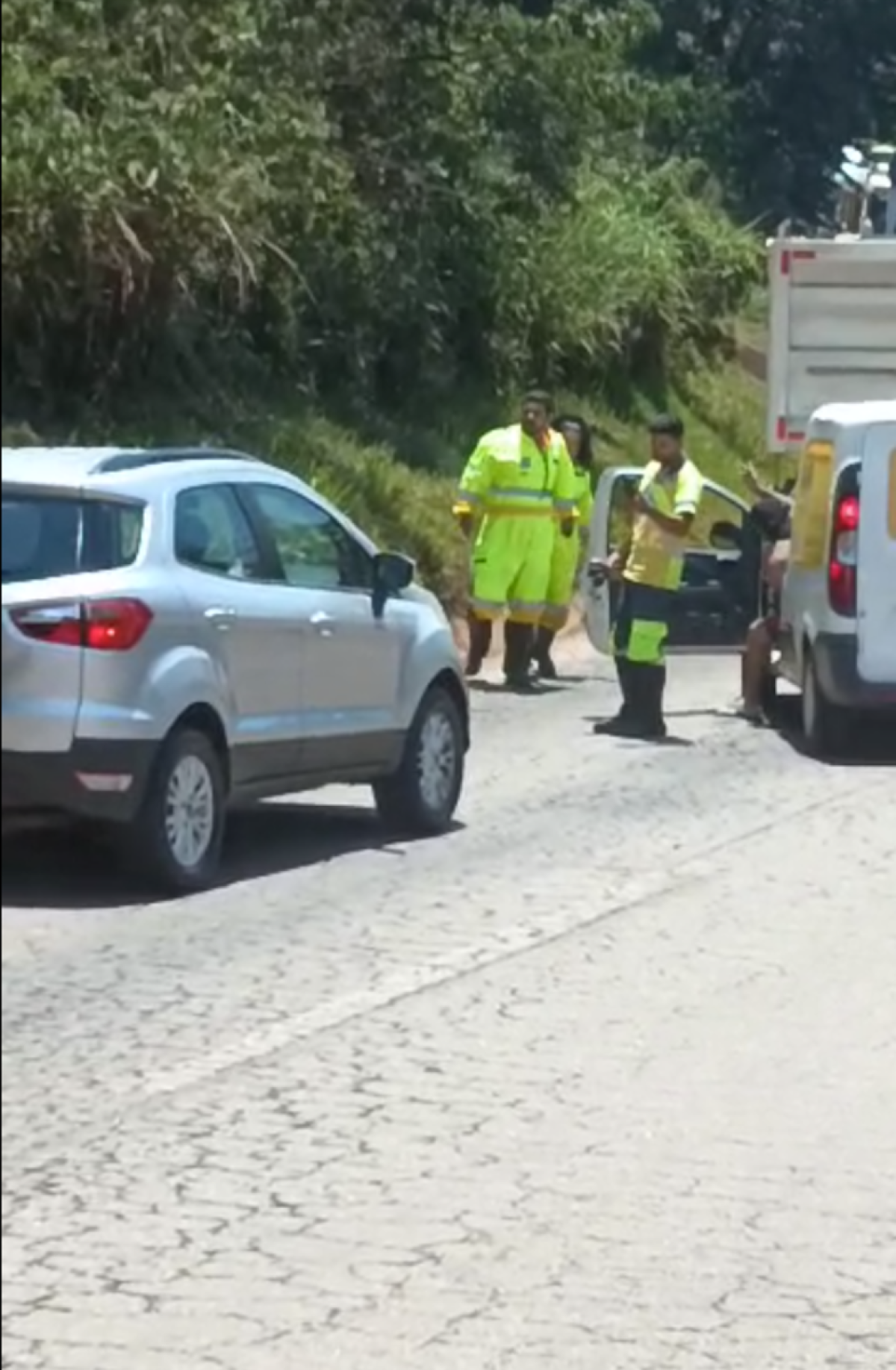 Vídeo: Motorista e agente de concessionária da BR-040 brigam em rodovia