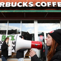 Starbucks enfrenta greve em centenas de lojas nos Estados Unidos - Reuters