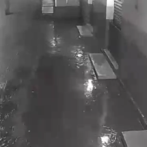 Vídeo mostra motoqueiro sendo arrastado pela chuva em BH - Reprodução