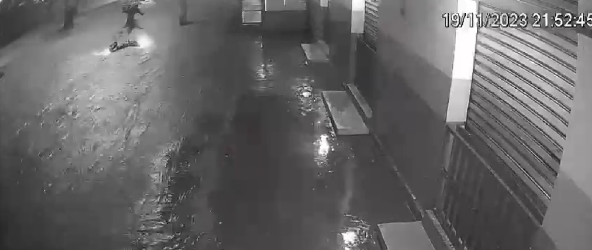 Vídeo mostra motoqueiro sendo arrastado pela chuva em BH