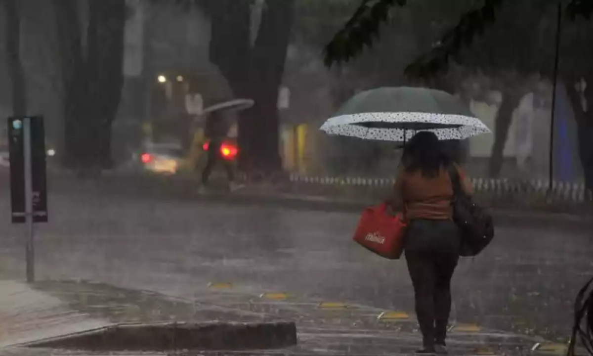 Capital mineira deve ter pancadas de chuva nesta terça-feira e máximas não devem passar dos 30ºC -  (crédito: Tulio Santos/EM/D.A.Press)