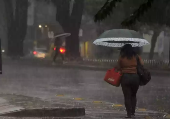 Capital mineira deve ter pancadas de chuva nesta terça-feira e máximas não devem passar dos 30ºC -  (crédito: Tulio Santos/EM/D.A.Press)